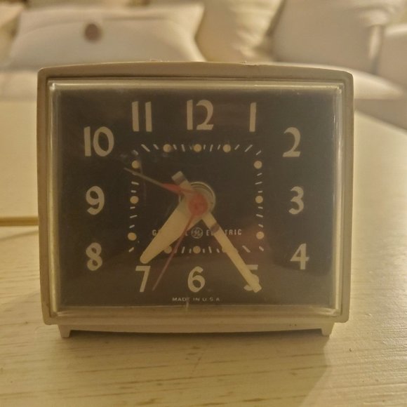 General Electric Mid Century Vintage 50s-60s Alarm Clock - Picture 1 of 3